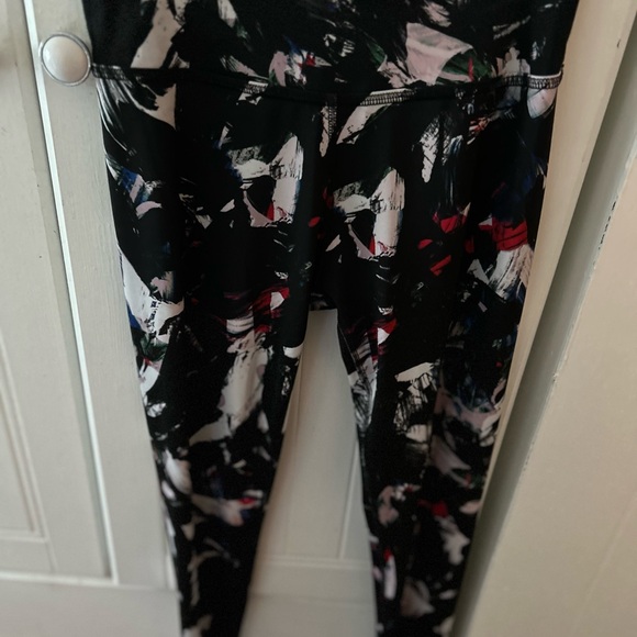 BEYOND YOGA Stylish Women’s Floral Print Leggings in EUC with Comfortable Fit - Picture 5 of 7